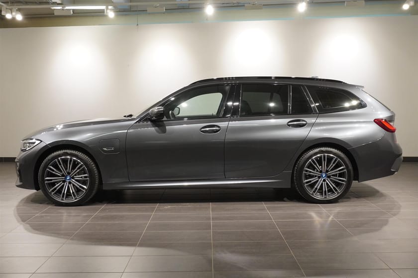 Bild 3 av BMW 330e xDrive Touring M Sport HiFi HUD