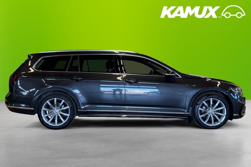 Bild 2 av Volkswagen Passat Sportscombi 2.0 TDI 4Motion R-Line 190hk Cockpit Matrix Skinn Värmare Drag Kamera