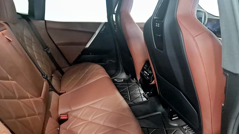 Bild 5 av BMW iX M60 M lättmetallfälgar, Skye lounge, Soft Close, Titanbronze list, Tonade rutor