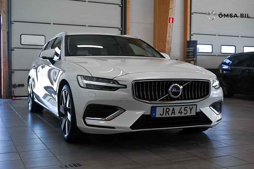 Bild 3 av Volvo V60 Recharge T6 AWD Core Värmare Drag Google Maps 350hk