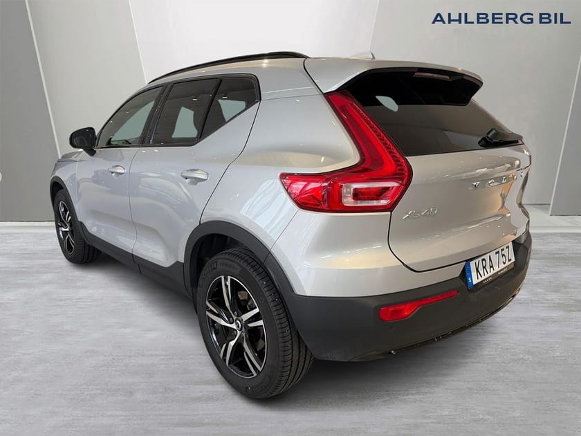 Bild 3 av Volvo XC40 B3 FWD Bensin Plus Dark, Klimatpaket, Förarstödpaket, Parkeringskamera Bak, Baklucka Elmanövrerad, Google Maps