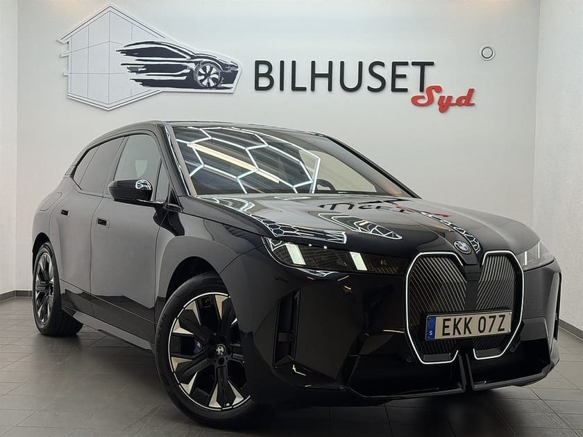 Bild 1 av BMW iX xDrive60 544hk M Sport PanoSky/HK/HUD/Krok/V-hjul/Fri service