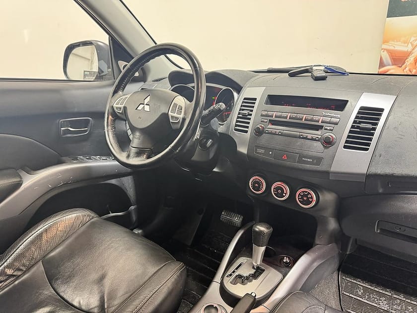 Bild 2 av Mitsubishi Outlander 7-seater 2.4 MIVEC AWC INVECS-III CVT Euro 4 Ny besiktigad!