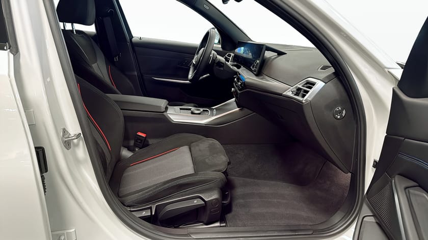 Bild 3 av BMW 320i xDrive Sedan M Sport Rattvärme Tonat Drag