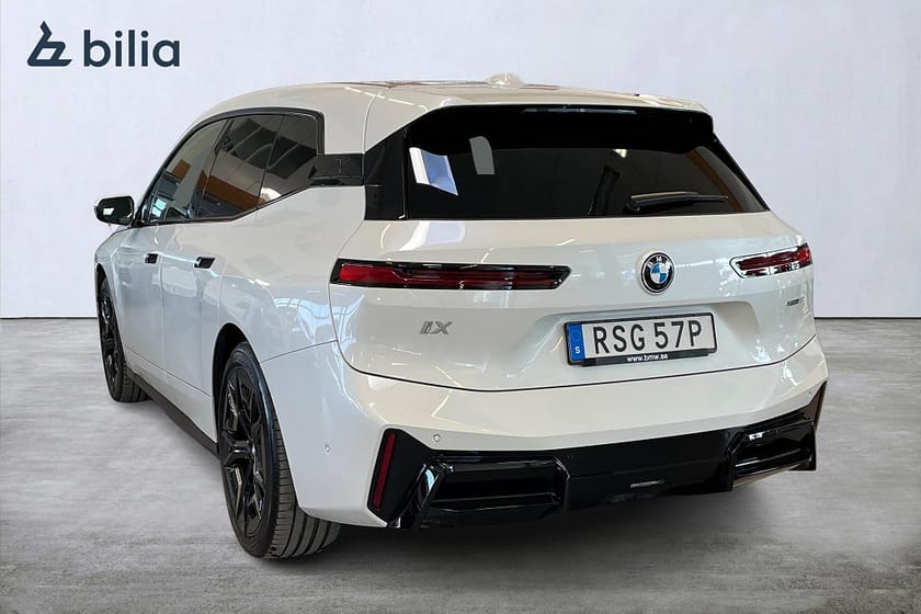 Bild 2 av BMW iX xDrive60 M Sport 22" Charged H/K Sätesventilation Drag