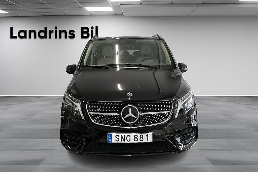 Bild 2 av Mercedes-Benz V 300d 4MATIC 3.2t 300 Extra Lång 7-Sits AMG-Line / LYXSÄTEN
