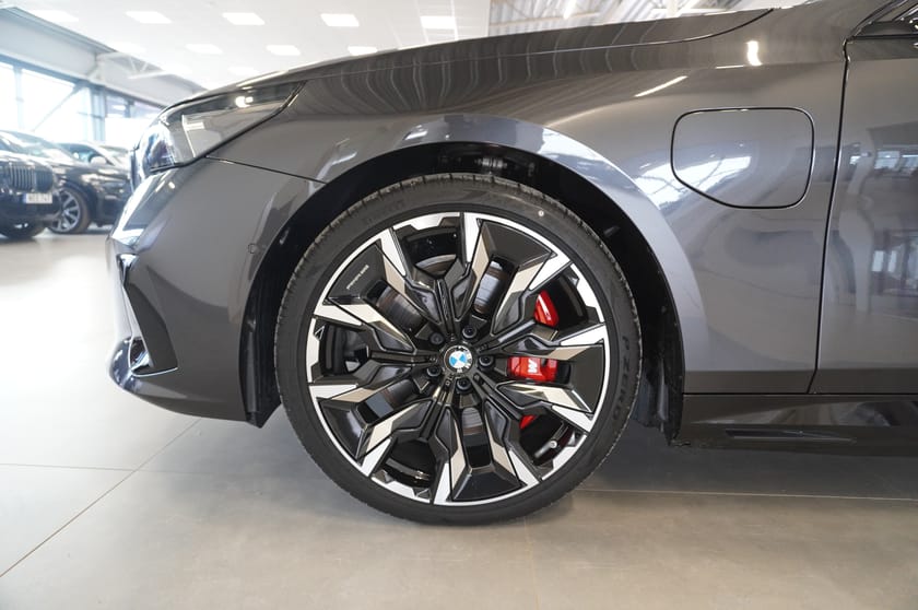 Bild 5 av BMW 550e xDrive Touring M Sport Pro Business Ed Drag DA Pro B W