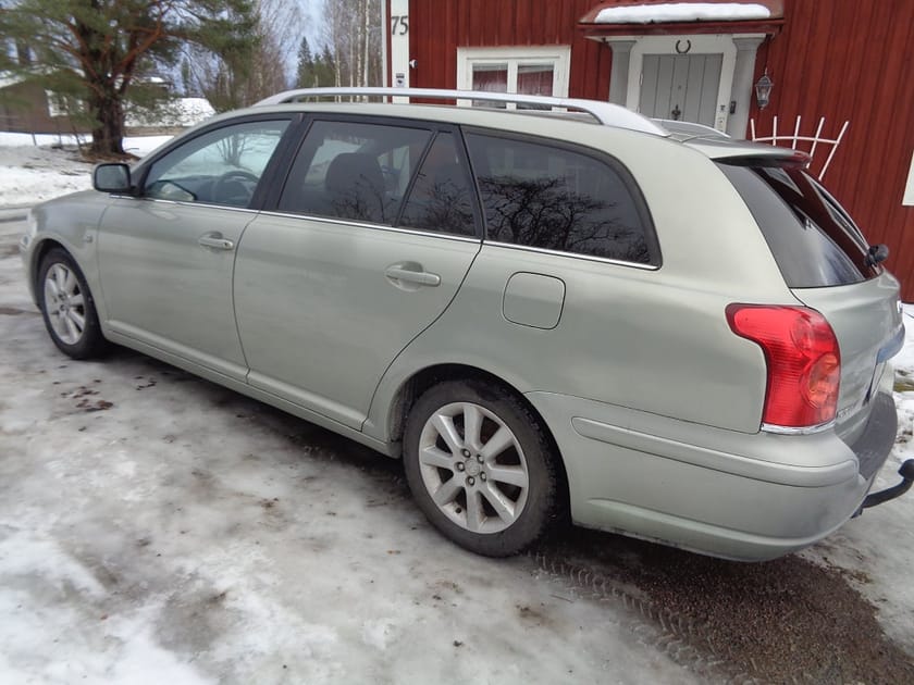 Bild 2 av Toyota Avensis Kombi 2.0 NYSERV/DRAG/FARTH/ACC/PÅKOSTAD/FINANS/INBYTE