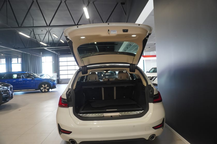 Bild 5 av BMW 330e xDrive Touring Sport Navi Headup Tonade Drag