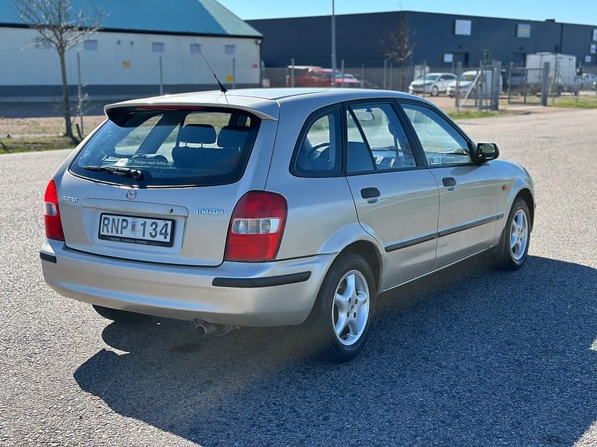 Bild 3 av Mazda 323F 3 23F 1.9 Lågmilare
