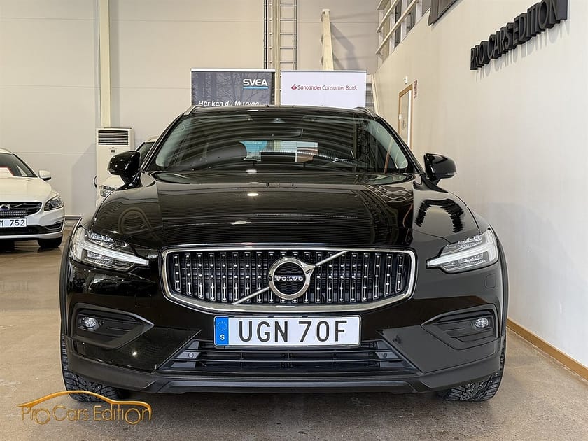 Bild 2 av Volvo V60 Cross Country B4 AWD | 197hk Momentum | Drag | B-Kamera | CarPla