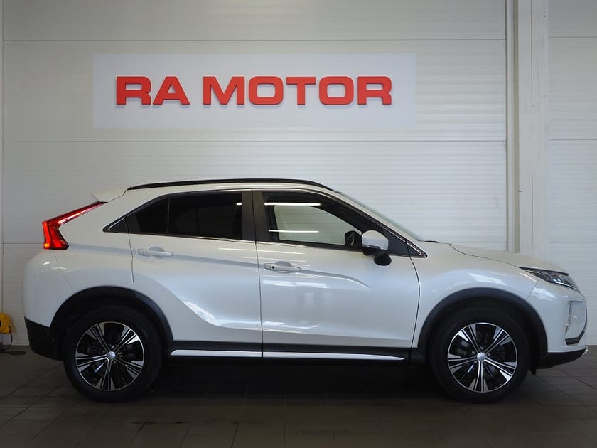 Bild 4 av Mitsubishi Eclipse Cross 1.5 T-MIVEC S-AWC CVT Intense Onyx Pano 360° Skinn HUD