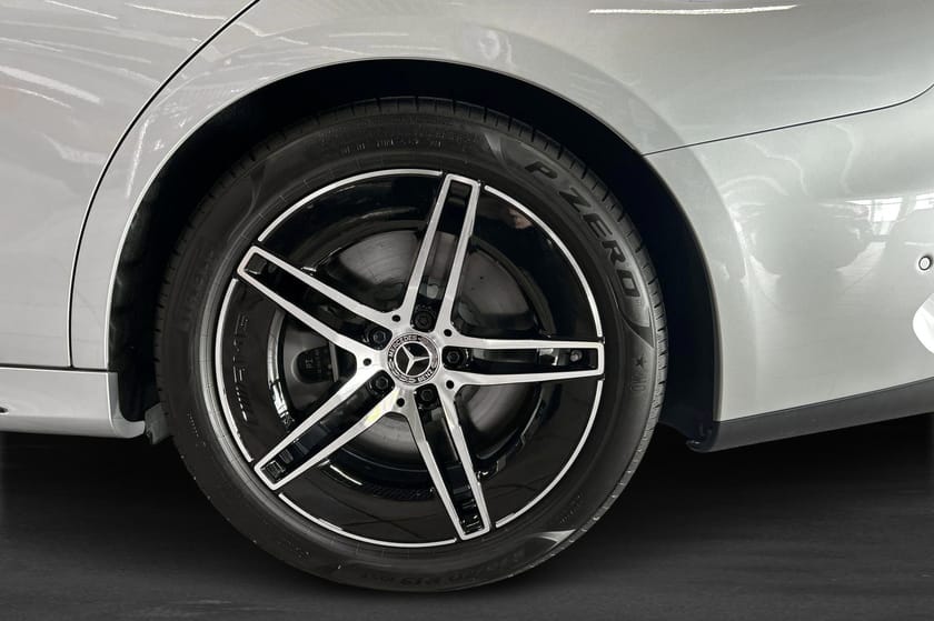 Bild 2 av Mercedes-Benz E 300 d e 4MATIC T DE Kombi AMG Advanced Edition