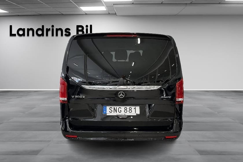 Bild 5 av Mercedes-Benz V 300d 4MATIC 3.2t 300 Extra Lång 7-Sits AMG-Line / LYXSÄTEN