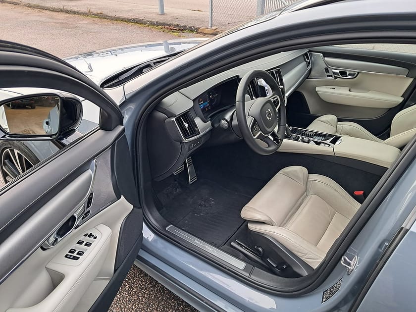 Bild 2 av Volvo V90 T8 Recharge R-Design plug in 392HK 4x4 Läder Panorama