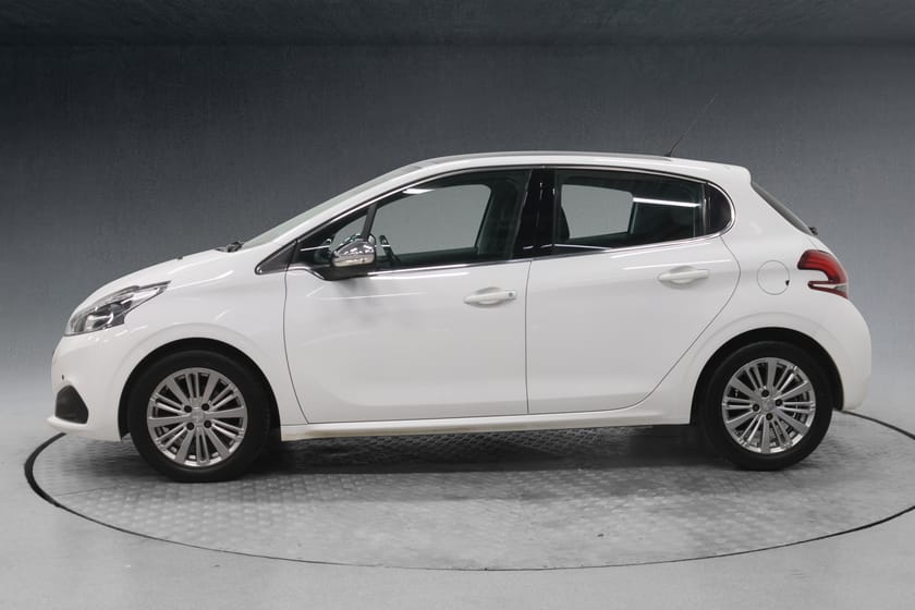 Bilde 2 av Peugeot 208 5-dørs ALLURE 1.2 PURETECH 110HK|PANORAMA/R.KAMERA/CARPLAY