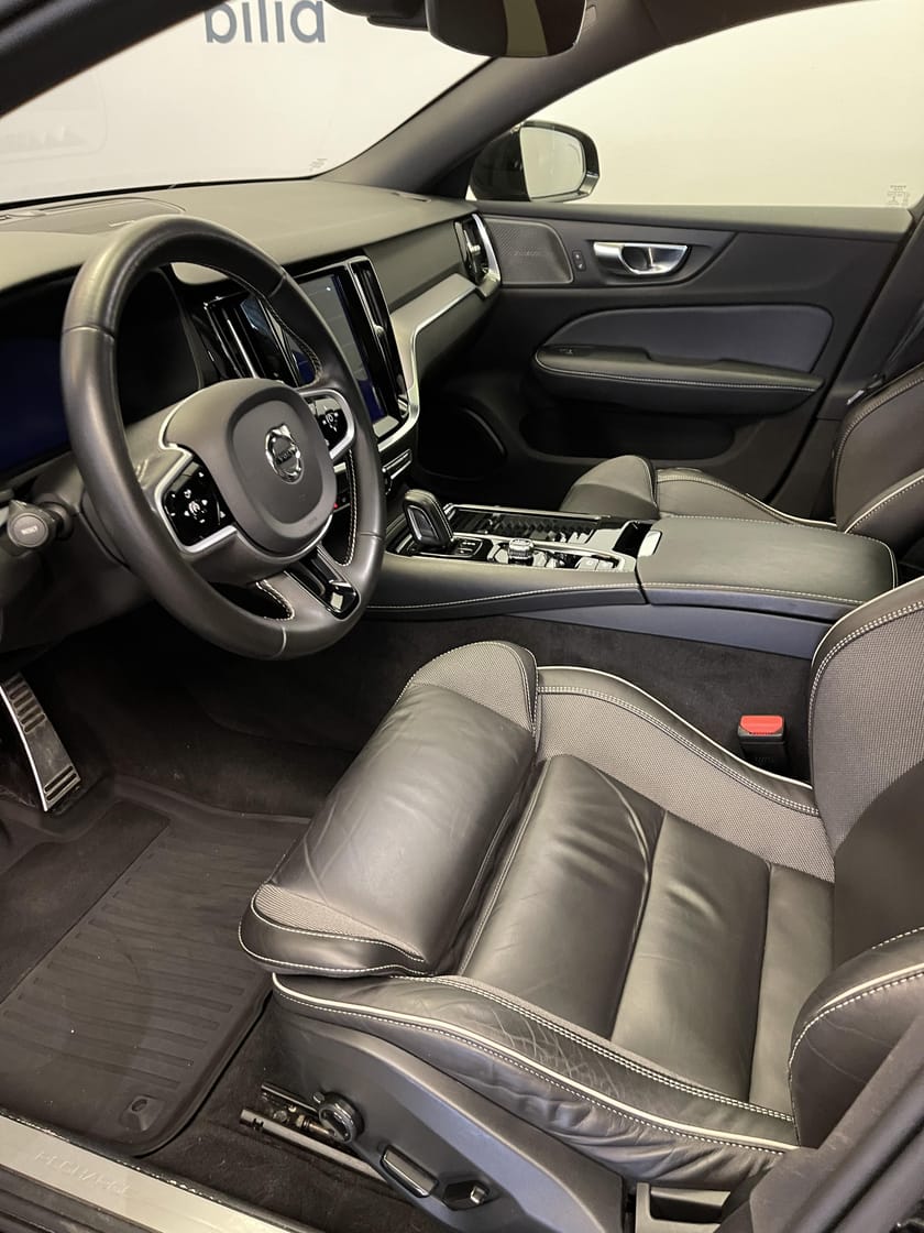 Bild 4 av Volvo V60 Recharge T8 R-Design / Dragkrok / Panoramaglastak /