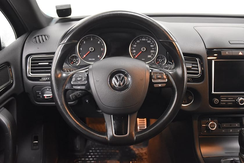 Bild 2 av Volkswagen Touareg 3.0 V6 TDI 4M R-Line Luft Drag Rattv D-Värm 360° 245hk
