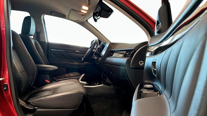 Bild 3 av Mitsubishi Outlander PHEV CVT, 203hk, 4WD, 1 ÅRS GARANTI