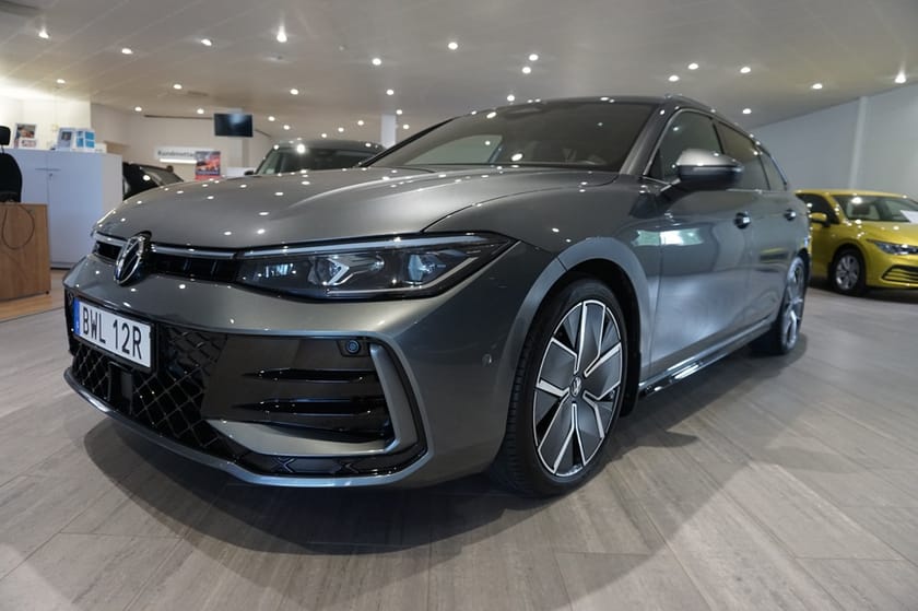 Bild 1 av Volkswagen Passat Sportscombi R-LINE 1.5 eTSI 150 Drag/Värmare