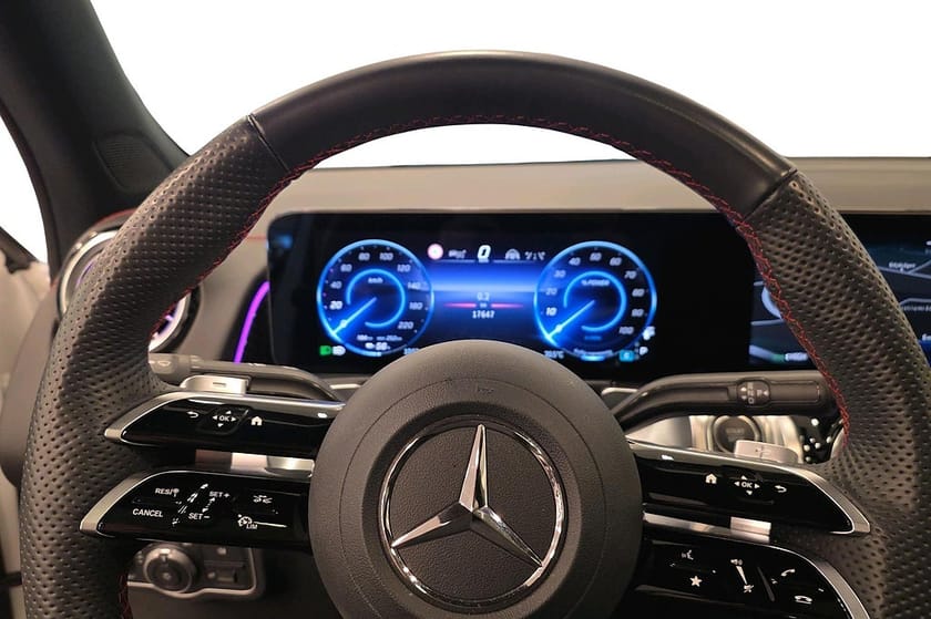 Bild 5 av Mercedes-Benz EQB 300 4MATIC AMG Distronic Panorama Rattvärme