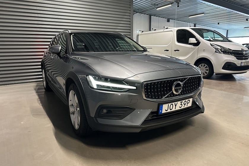 Bild 3 av Volvo V60 Cross Country B4 AWD Momentum 360-kam Navi Värmare Keyless Drag Eu6