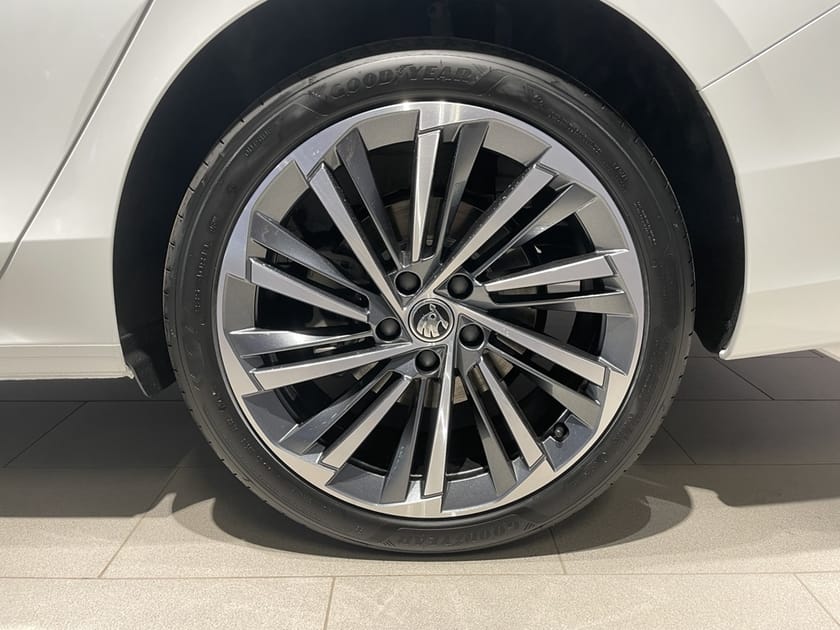 Bild 3 av Škoda Superb iV Kombi L&K Plug-in 204hk Panorama