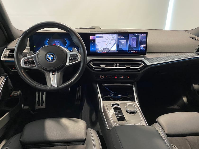 Bild 3 av BMW 330e xDrive Touring 4,95% ränta M-Sport Drag Rattvärme