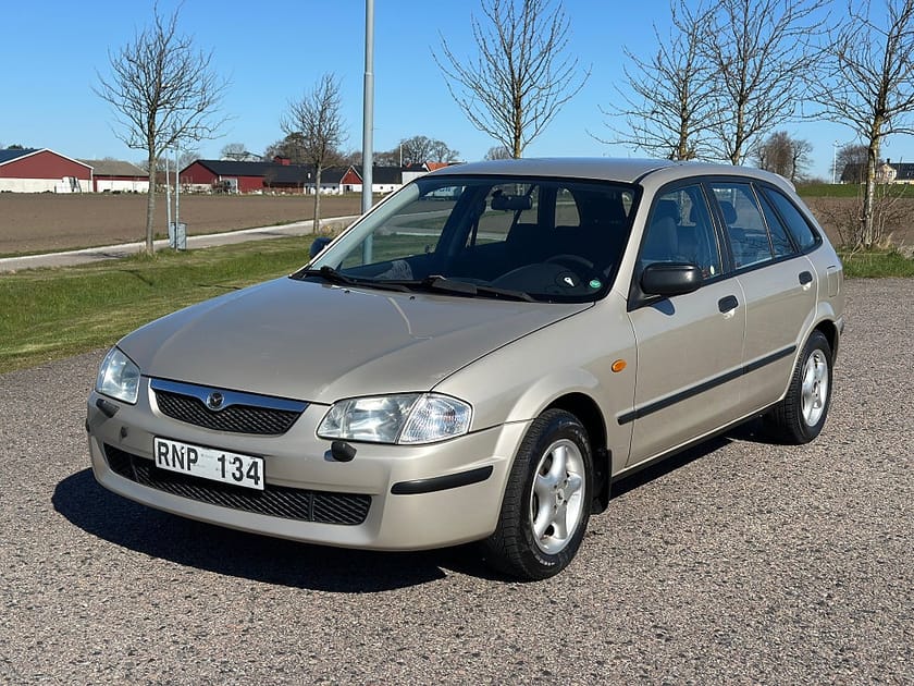 Bild 1 av Mazda 323F 3 23F 1.9 Lågmilare