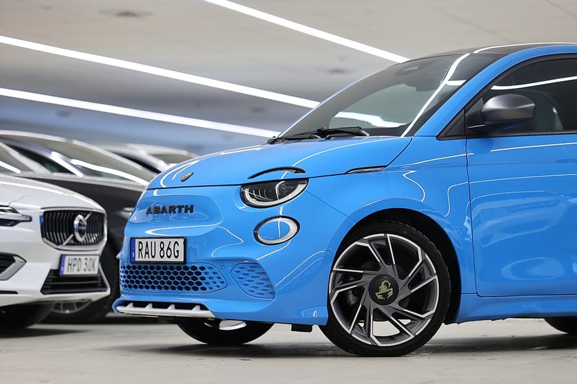 Bild 4 av Abarth 500e 155hk Scorpionissma Alcantara JBL Pano Poison Blue