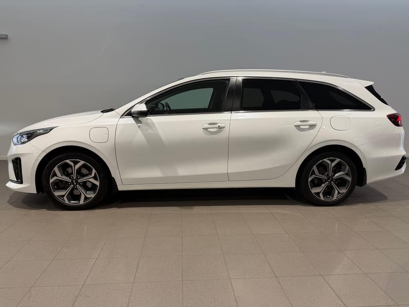 Bild 3 av Kia Ceed Sportswagon Plug-in Hybrid PHEV / Panoramatak / Parkeringssensorer fram och bak / Elektriskt säte fram / automatisk baklucka / Farthållare / Minnes stol /