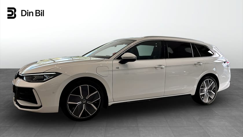 Bild 2 av Volkswagen Passat Variant eHybrid R-LINE 272 hk Drag/Värmare/Panoram