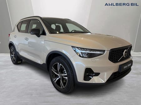Volvo XC40 B3 FWD Bensin Plus Dark, Klimatpaket, Förarstödpaket, Parkeringskamera Bak, Baklucka Elmanövrerad, Google Maps