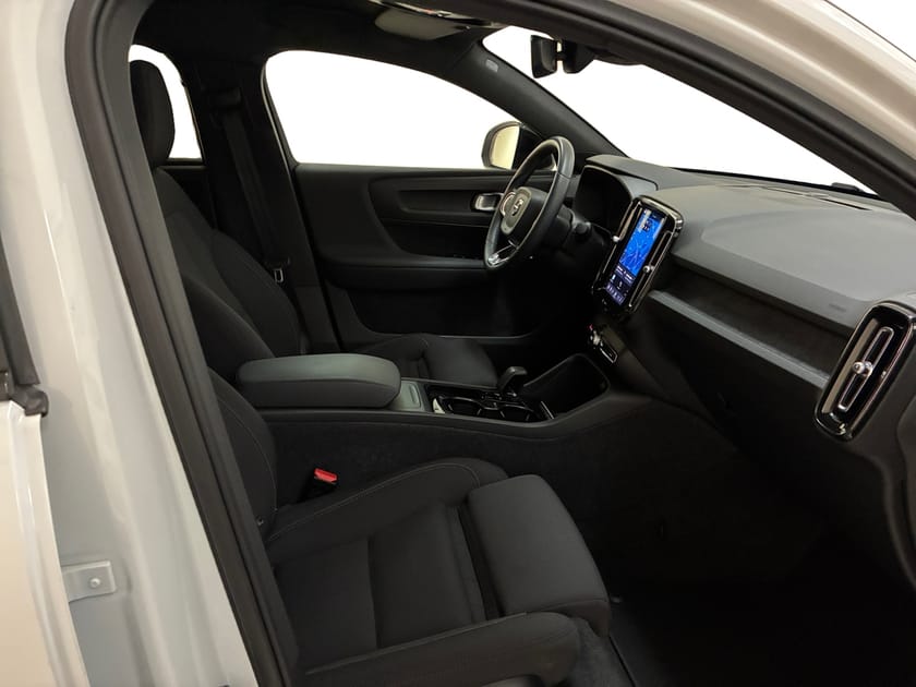 Bild 4 av Volvo C40 Recharge Extended Range Core SE | Tonade rutor | Dragkrok |