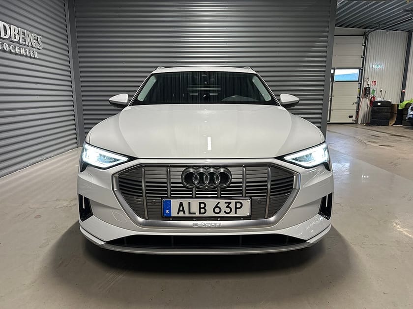 Bild 2 av Audi e-tron 55 quattro 360-kam Adaptiv farth Navi Skinn Drag