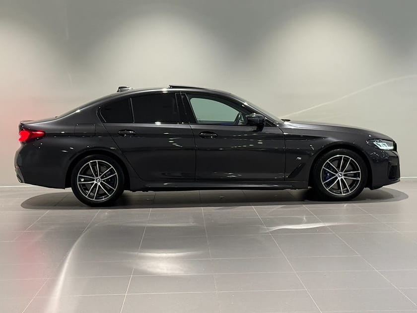 Bild 3 av BMW 530d xDrive Sedan M Sport Glastaklucka H/K HuD Komfortstolar