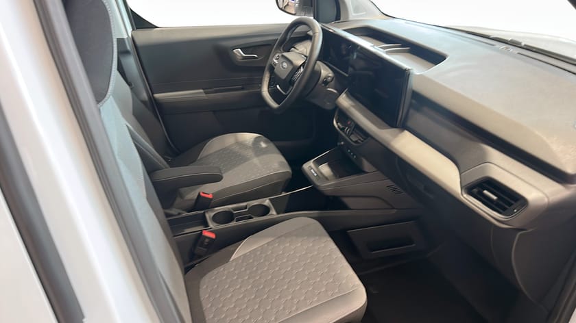 Bild 3 av Ford E-Transit Courier LIMITED SKÅP 136 A FWD