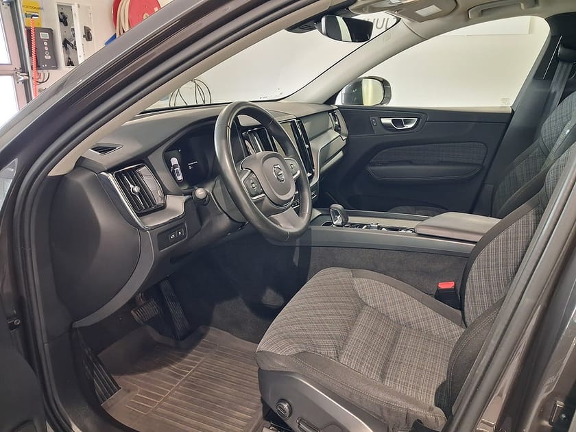 Bild 3 av Volvo XC60 T6 Recharge Core Edition plug in AWD 350HK Panorama