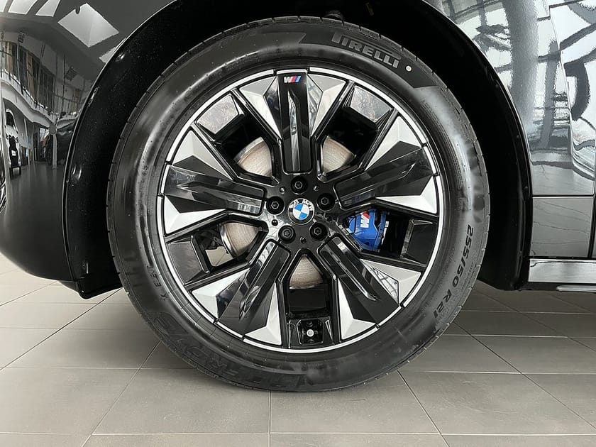Bild 4 av BMW iX xDrive60 M Sport H/K Comfortpaket Drag Panorama