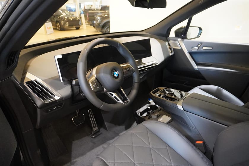 Bild 2 av BMW iX xDrive60 M Sport Pro Supercharged Drag B W DA Pro