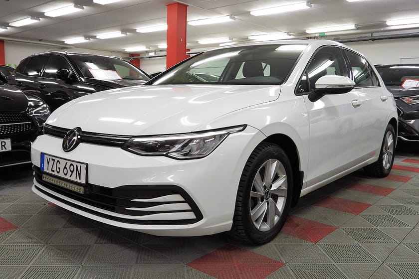 Bild 1 av Volkswagen Golf 1.0 eTSI Mildhybrid SoV Hjul CarPlay Base Moms