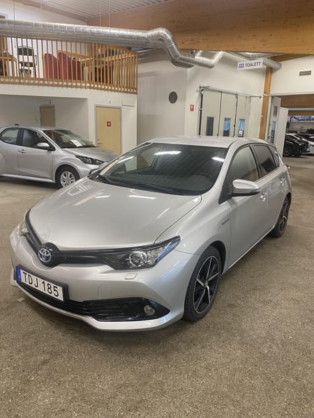 Toyota Auris Hybrid e-CVT | Vinterhjul | Motorvärmare