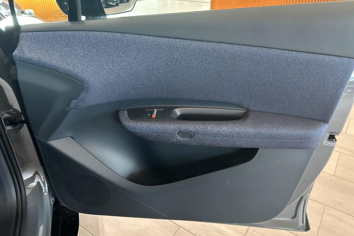 Lynk & Co 02 EV 66 kWh, 272hp, 2025