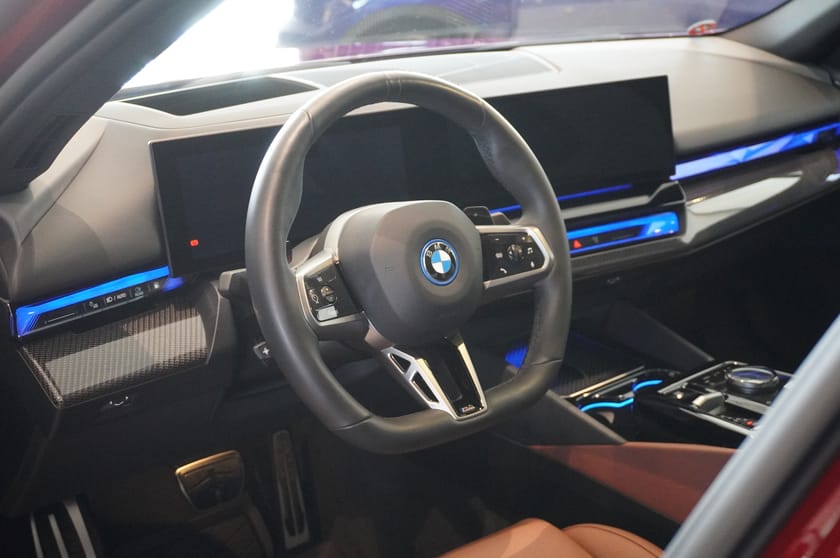 Bild 2 av BMW 550e xDrive Sedan M-Sport Pro B W Drag Panorama DAP