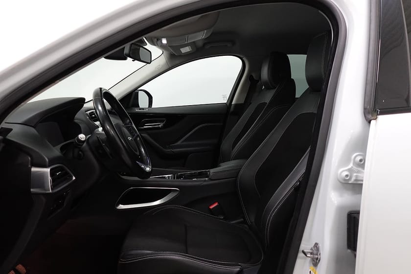 Bild 4 av Jaguar F-Pace 20d AWD R-Sport Drag Cockpit Meridian Kamera Nyservad