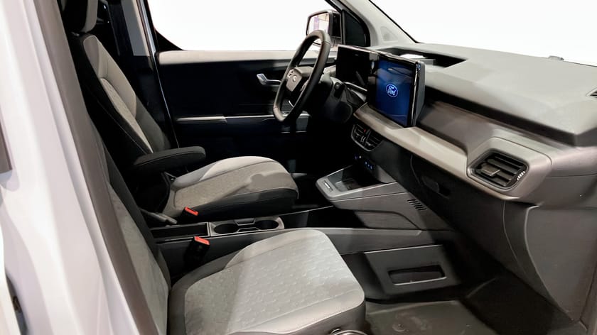 Bild 3 av Ford E-Transit Courier LIMITED  136HK DEMO | Backkamera | Dragkrok |