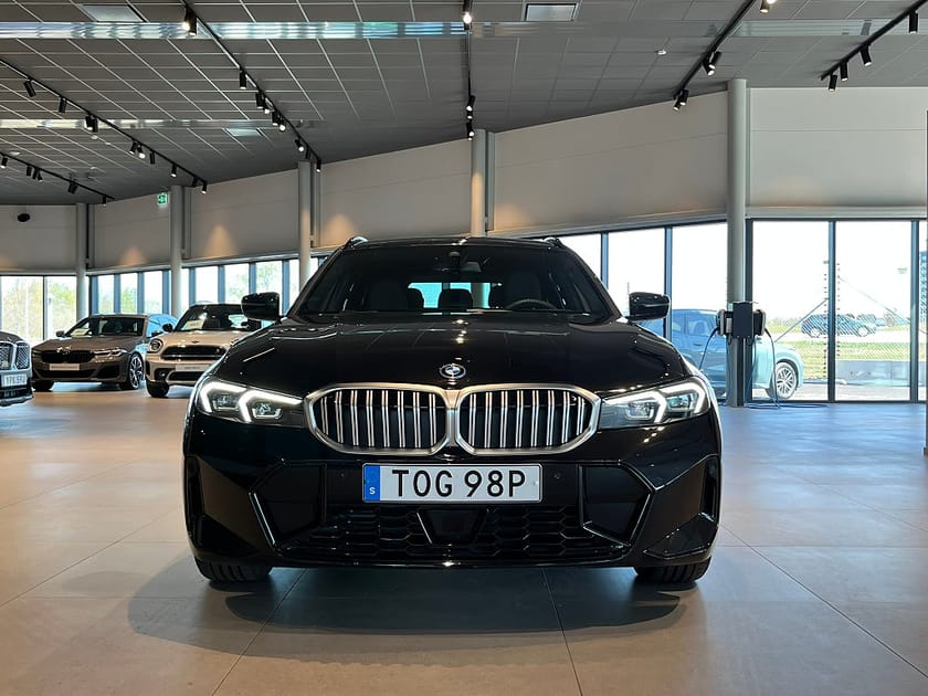 Bild 2 av BMW 330e xDrive Touring M-Sport Adapt. Fart Rattvärme Drag 4,95%