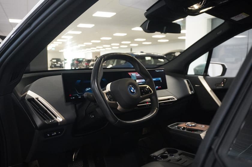 Bild 4 av BMW iX xDrive40 Sportpaket Innovation Exclusive Comfort Soft Drag hk