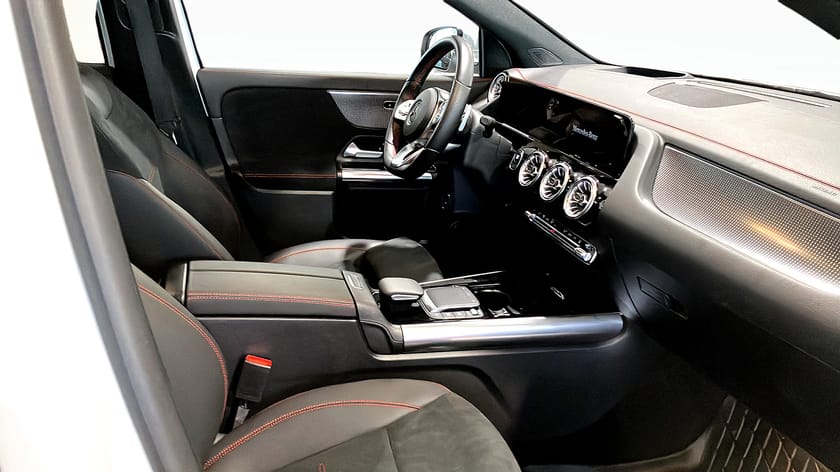 Bild 3 av Mercedes-Benz EQA 300 4MATIC AMG LINE/DRAG/PANORAMA/HUD