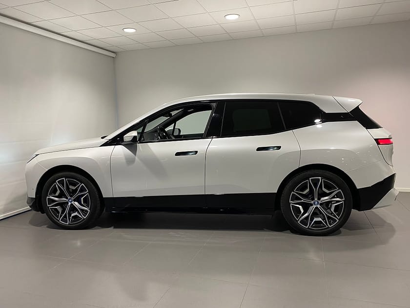 Bild 2 av BMW iX xDrive40 4,95% ränta Sportpaket Innovation H/K Drag